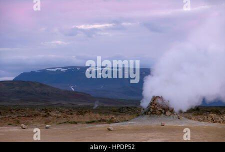 Close up de fumerolles de fumer dans la zone géothermique Hverir, Islande. Banque D'Images