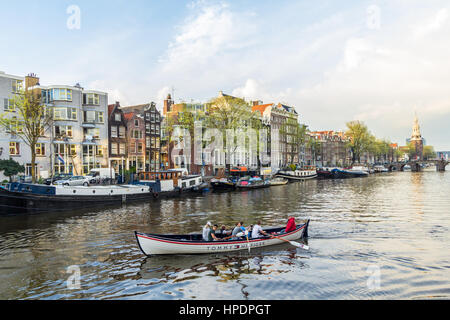 Amsterdam , Pays-Bas - 13 Avril 2016 : Belle scène d'un canal à Amsterdam Banque D'Images