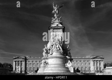 Vue d'été de la façade du palais de Buckingham et la reine Victoria Monument, St James, London, England, UK Banque D'Images