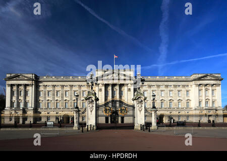 Vue d'été de la façade de Buckingham Palace, St James, London, England, UK Banque D'Images