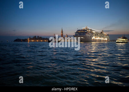 Bateau de croisière à Venise Banque D'Images