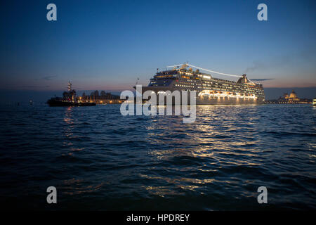 Bateau de croisière à Venise Banque D'Images