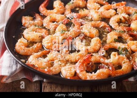 Les crevettes à l'ail, le parmesan et les herbes gros plan sur une poêle. L'horizontale Banque D'Images