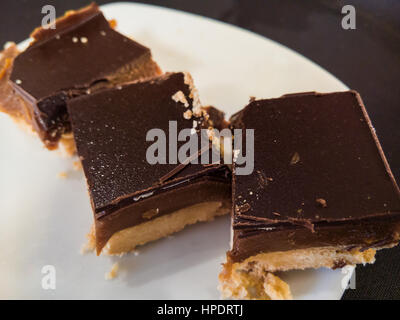 Sablés au caramel, ou des millionnaires Shortbread, sur une assiette. Banque D'Images