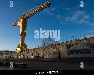 Grue jaune, Cité des chantiers, ile de Nantes, Nantes, France. Banque D'Images