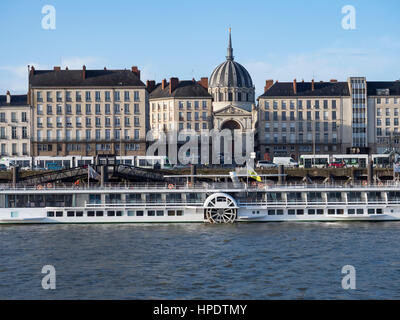 Le navire de croisière 'MS Loire princess' amarré sur le quai de la fosse, dans l'arrière-plan Notre-Dame-de-Bon-Port, Nantes, France. Banque D'Images