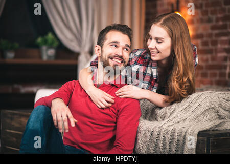 Jeune couple dans leur appartement style loft Banque D'Images