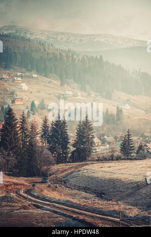 Beau village de montagne en automne. Voiture roulant sur une route de campagne. Des pins sur les côtés. Carpates, l'Ukraine, l'Europe. Explorer la beauté du monde. Tr Banque D'Images