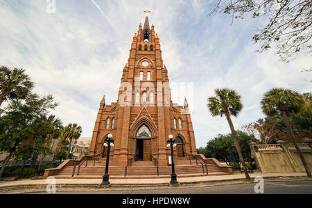 Prise de vue au grand angle extérieur de la cathédrale de Saint Jean Baptiste à Charleston, Caroline du Sud. Banque D'Images