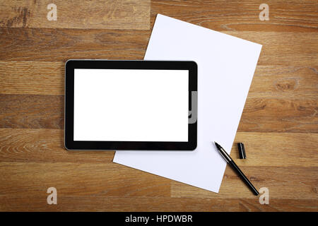 Comprimé générique moderne avec écran vide sur la table en bois. Banque D'Images