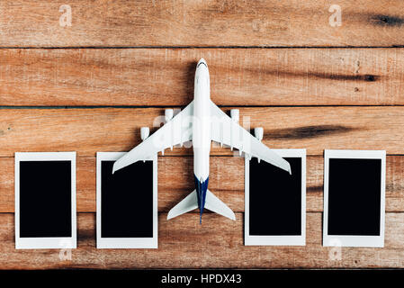 Préparation de voyages concept , avion avec cadre photo, sur un fond de bois vintage avec copie espace. Banque D'Images