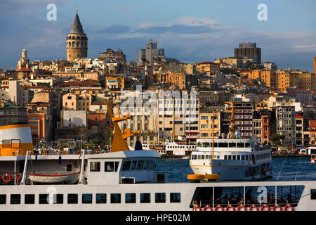 Vue de la tour de Galata, le quartier de Beyoglu et bateau sur la Corne d'or, Istanbul. La Turquie Banque D'Images