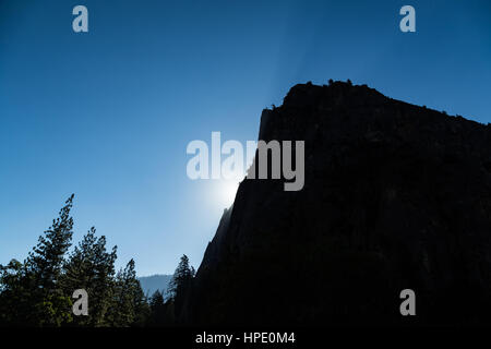 Le milieu Cathedral Rock est un rocher sur le côté sud de la vallée de Yosemite, en Californie. Banque D'Images