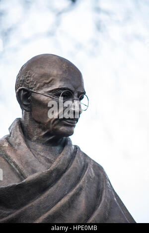 Mahatma Gandhi statue à la place du Parlement, en face du Palais de Westminster, Londres, Royaume-Uni. Bronze de Philip Jackson. L'espace pour copier Banque D'Images