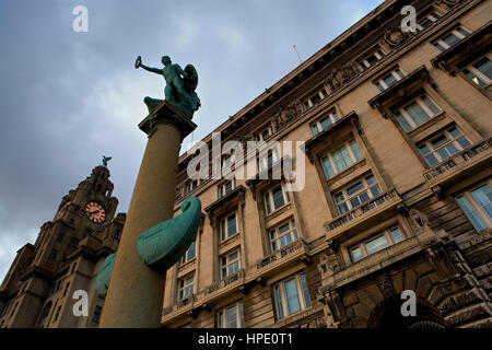 Pier Head. Le droit à l'immeuble et à la Cunard à gauche du clocher de Royal Liver Building.Liverpool. L'Angleterre. UK Banque D'Images