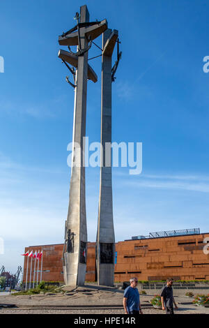 Le Monument de l'Armée déchue, Pomnik Poleglych Travailleurs Stoczniowców dans la place en face de la porte principale du chantier naval de Gdansk, Gdańsk, Europea Banque D'Images