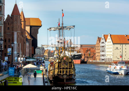 Stary Zuraw, crane gate sur la rivière Motlawa, bassin du port avec cog, Żuraw, Gdańsk, Gdansk, en Voïvodie Pomorskie, Pologne, Banque D'Images