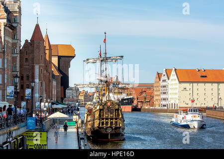 Stary Zuraw, crane gate sur la rivière Motlawa, bassin du port avec cog, Żuraw, Gdańsk, Gdansk, en Voïvodie Pomorskie, Pologne, Banque D'Images