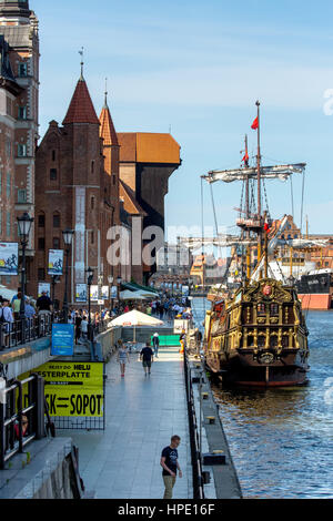 Stary Zuraw, crane gate sur la rivière Motlawa, bassin du port avec cog, Żuraw, Gdańsk, Gdansk, en Voïvodie Pomorskie, Pologne, Banque D'Images