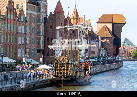 Stary Zuraw, crane gate sur la rivière Motlawa, bassin du port avec cog, Żuraw, Gdańsk, Gdansk, en Voïvodie Pomorskie, Pologne, Banque D'Images