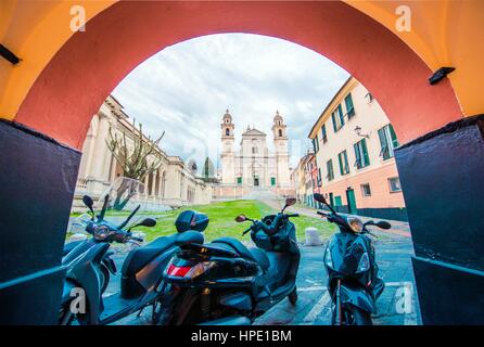 La Basilique de Santo Stefano à Lavagna. Rue de la ville et les motos. L'architecture italienne. Banque D'Images