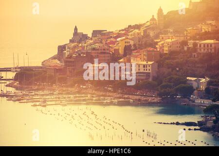 Célèbre Riviera Italienne Portovenere au coucher du soleil. Porto Venere La Spezia, Ligurie, Italie. Partie de la région des Cinque Terre. Banque D'Images