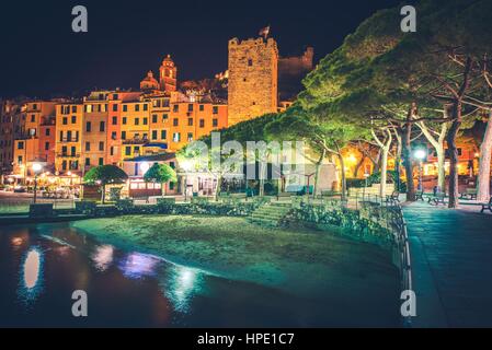 Célèbre Riviera Italienne Porto Venere Paysage de nuit. Portovenere Illumination. La Spezia, Ligurie, Italie. Partie de la région des Cinque Terre. Banque D'Images