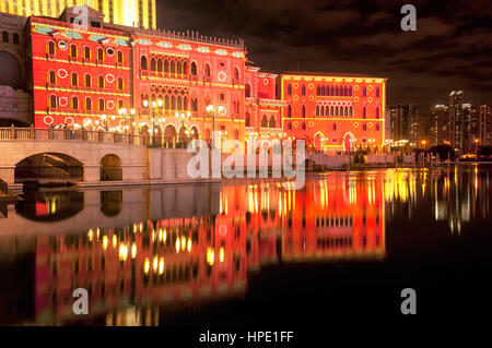 Une image abstraite de lumière projetée sur le côté d'un bâtiment pour une maison de l'affichage sur l'île de Macau éclairé la nuit en Asie reflectin Banque D'Images