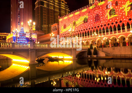 Une image abstraite de lumière projetée sur le côté d'un bâtiment pour une maison de l'affichage sur l'île de Macau éclairé la nuit en Asie reflectin Banque D'Images