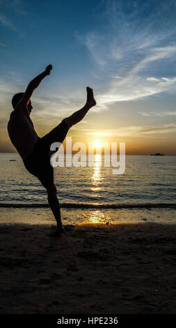Stock Images - Coup de pied dans le coucher du soleil - Silhouette Banque D'Images