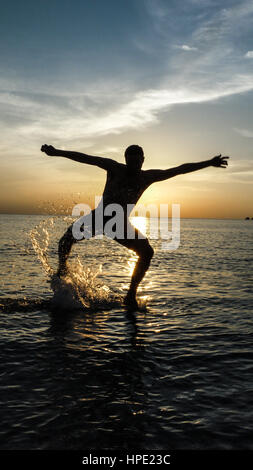 Stock Images - Coup de pied dans le coucher du soleil - Silhouette Banque D'Images