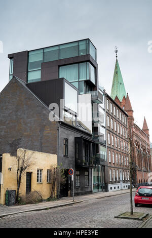 Scène de rue avec maison moderne et des bâtiments traditionnels côte à côte sur Stokhusgade, Copenhague la vie urbaine Banque D'Images