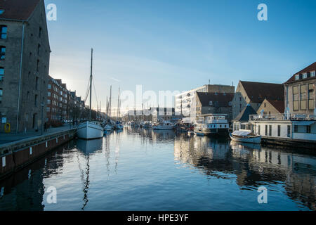 Bateaux amarrés à quai sur Copenhague canal christianshavn Banque D'Images