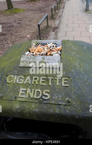 Mégots de cigarettes en haut de corbeilles à Winchester, Hampshire Banque D'Images