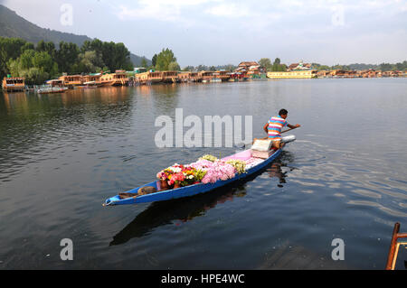 Un homme vend des fleurs fraîches sur un shikara (petit bateau) dans le lac Dal (Photo Copyright © Saji Maramon) Banque D'Images