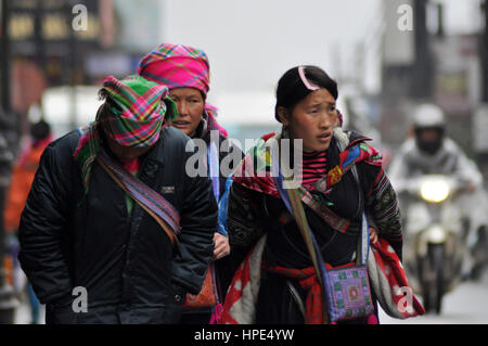 SA PA - février 23, 2013 : une femme Hmong non identifié portant son enfant dans son porte-bébé dans le nord du Vietnam. Les Hmongs sont une des plus grandes Banque D'Images