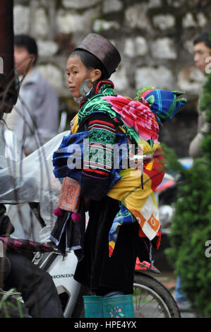 SA PA - février 23, 2013 : une femme Hmong non identifié portant son enfant dans son porte-bébé dans le nord du Vietnam. Les Hmongs sont une des plus grandes Banque D'Images