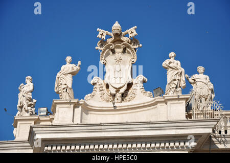 VATICAN - Le 12 mars 2016 : Les détails architecturaux et les statues de la basilique San Pietro dans la Cité du Vatican a été faite par la grande sculptures Renaissance Banque D'Images