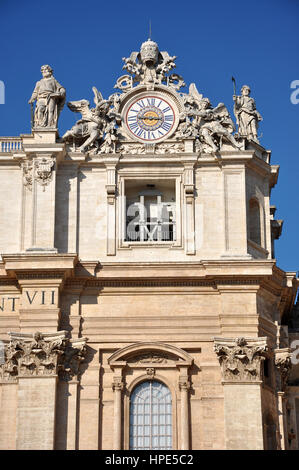 VATICAN - Le 12 mars 2016 : Les détails architecturaux et les statues de la basilique San Pietro dans la Cité du Vatican a été faite par la grande sculptures Renaissance Banque D'Images