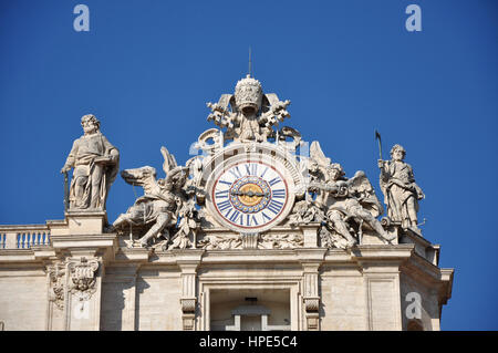 VATICAN - Le 12 mars 2016 : Les détails architecturaux et les statues de la basilique San Pietro dans la Cité du Vatican a été faite par la grande sculptures Renaissance Banque D'Images