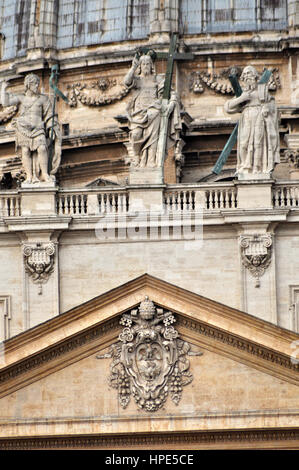 VATICAN - Le 12 mars 2016 : Les détails architecturaux et les statues de la basilique San Pietro dans la Cité du Vatican a été faite par la grande sculptures Renaissance Banque D'Images