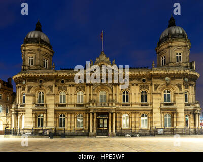 Musée maritime au crépuscule dans La Reine Victoria Square Hull Yorkshire Angleterre Banque D'Images