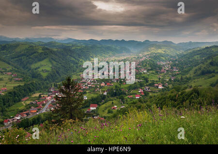 Paysage de montagne d'été au-dessus des collines. Scenic rural dans les Carpates Banque D'Images