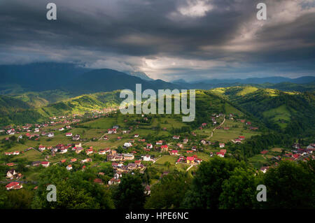 Paysage de montagne d'été au-dessus des collines. Scenic rural dans les Carpates Banque D'Images