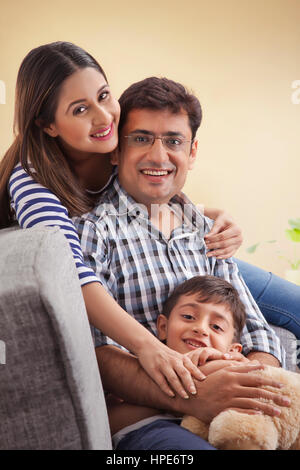 Portrait de parents et son sitting on sofa Banque D'Images