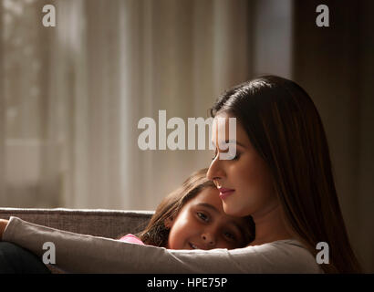 Close-up de petite fille et mère de câlins Banque D'Images