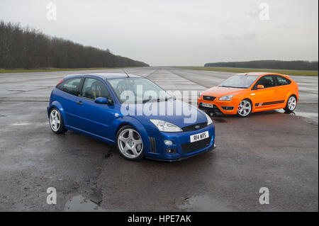 Blue Mk1 Ford Focus RS Mk2 orange et Focus ST Banque D'Images