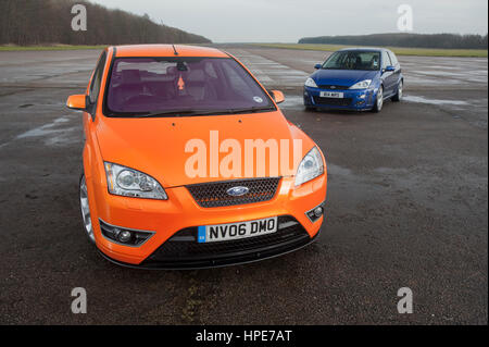 Blue Mk1 Ford Focus RS Mk2 orange et Focus ST Banque D'Images