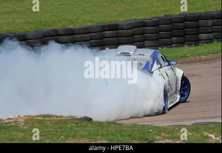 Nissan 370Z dérive sur une piste de course Banque D'Images