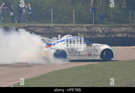 Nissan 370Z dérive sur une piste de course Banque D'Images